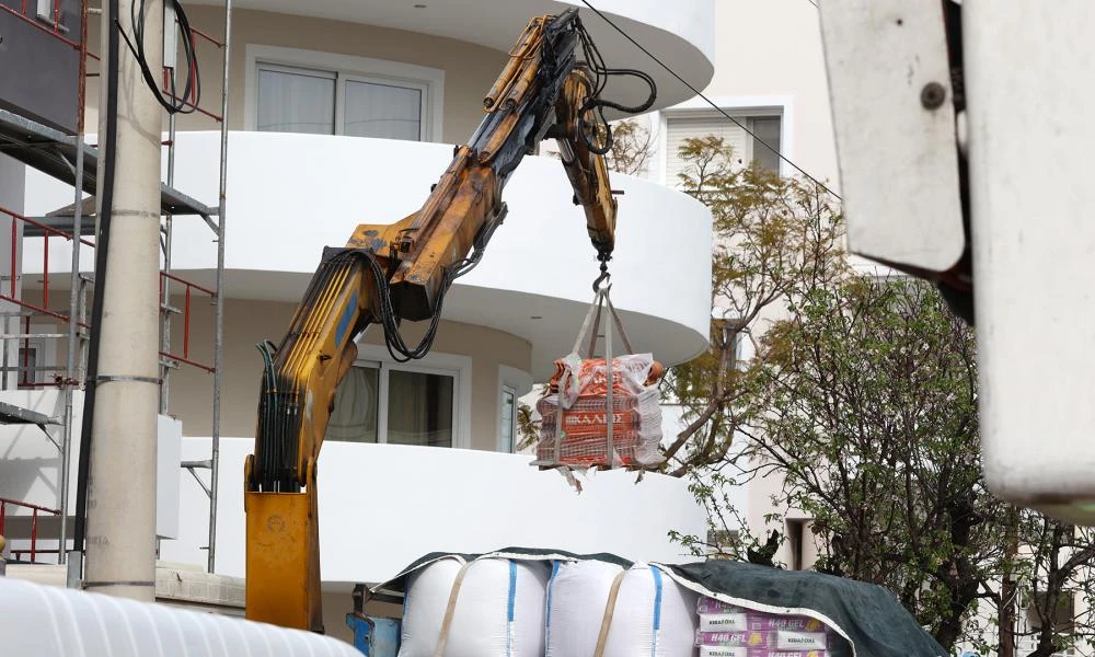 Χειροπέδες σε δύο εργολάβους για το εργατικό δυστύχημα στη Βούλα - Από ηλεκτροπληξία ο θάνατος του 28χρονου χειριστή γερανού